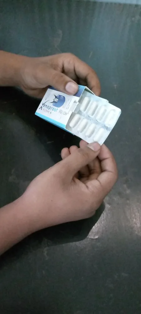 Caja abierta de Xenoprost Active con un blíster de cápsulas